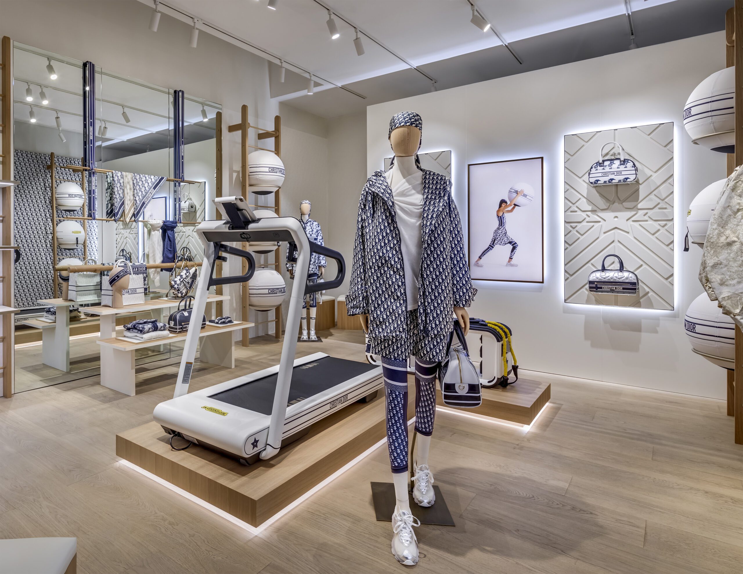 The Dior Vibe Pop-Up Stores feature the Dior and Technogym Limited Edition  pieces🏋🏻 #dior #diortechnogym #diorpopup #diorvibe